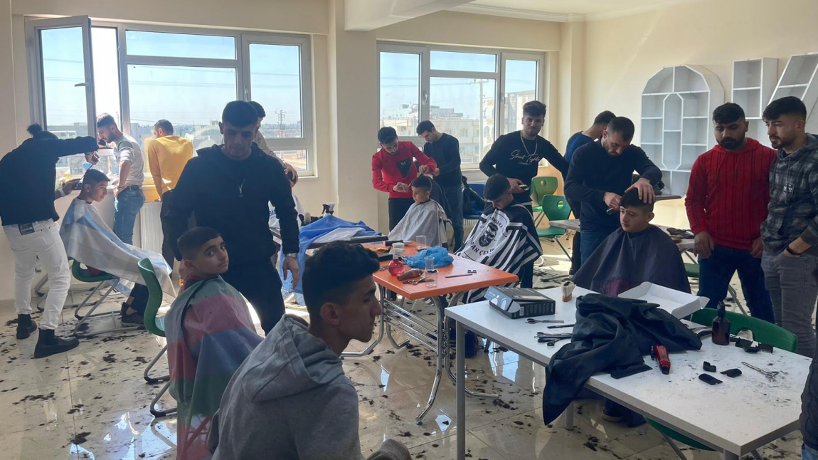 Öğrencilerimiz Halk Eğitim Merkezi Erkek Kuaförlük Kursu Kursiyerleri Tarafından Tıraş Edildi